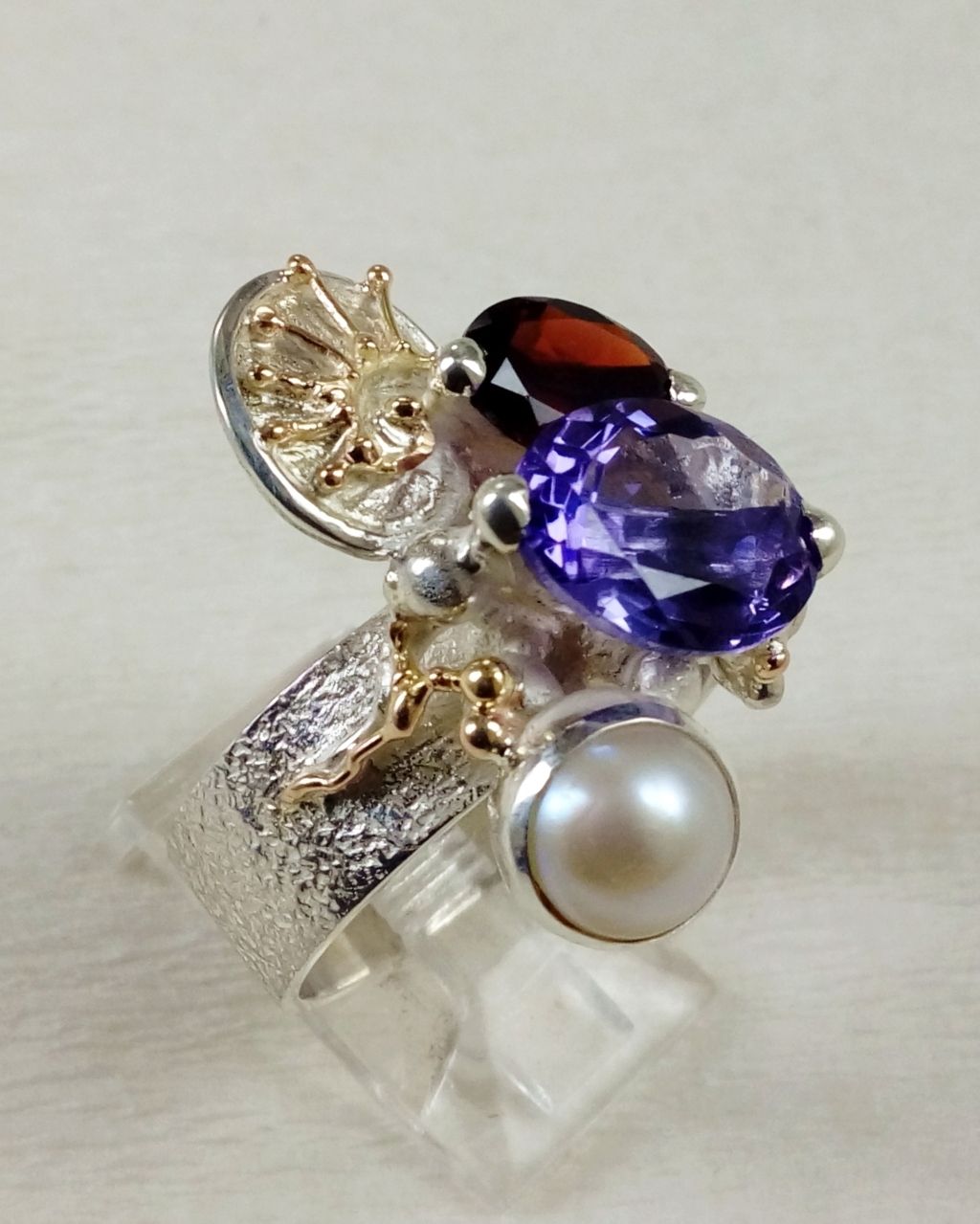 Gregory Pyra Piro ručně vyrobený prsten 3035, jedinečný kombinovaný drahokamový prsten, prsten s ametystem a granátem, prsten s fazetovanými drahokamy a perlami, prsten ze zlata a stříbra, ručně vyrobený prsten od řemeslníka, prsteny prodávané v galeriích, šperky s doručením až k vám domů v Evropské unii, šperky s doručením až k vám domů v Ostravě, šperky s doručením až k vám domů v Čechách