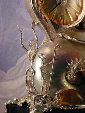 Gregory Pyra Piro beeldhouwwerk in eik hout, sterling zilver, 14 caraats goud en email met nautilusschelp, kristallen, barnsteen, facetgeslepen granaat, facetgeslepen peridoot en parels