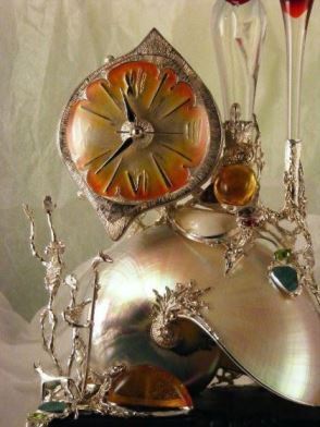 Gregory Pyra Piro beeldhouwwerk in eik hout, sterling zilver, 14 caraats goud en email met nautilusschelp, kristallen, barnsteen, facetgeslepen granaat, facetgeslepen peridoot en parels