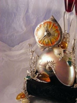 Gregory Pyra Piro Horloge Sculpture, argent 925 et or 18 ct., Nautilidae, Bois de Chêneambre, Druse, P&eacute;ridot, Grenat, Am&eacute;thyste, Perle
