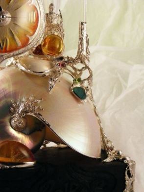 Gregory Pyra Piro beeldhouwwerk in eik hout, sterling zilver, 14 caraats goud en email met nautilusschelp, kristallen, barnsteen, facetgeslepen granaat, facetgeslepen peridoot en parels