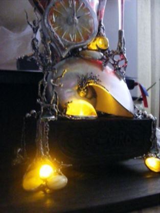 Gregory Pyra Piro Horloge Sculpture, argent 925 et or 18 ct., Nautilidae, Bois de Chêneambre, Druse, P&eacute;ridot, Grenat, Am&eacute;thyste, Perle