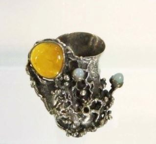 Obras del Museo Gregory Pyra Piro, cálices de plata con ámbar y piedras preciosas, copas de plata con piedras preciosas y ámbar, cálices de madera de ébano, piedras preciosas y ámbar