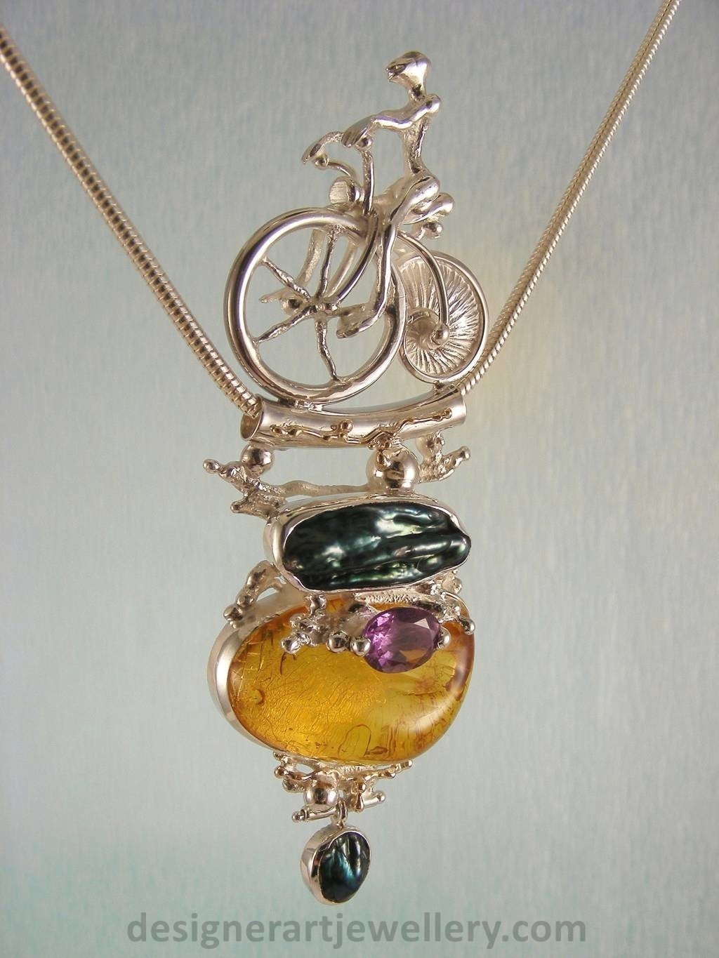 Gregory Pyra Piro Anhänger Muschel Rad Fahrrad 2533, einzigartiges Design skulpturaler Schmuck, Schmuck Anhänger mit Figur und Hochrad, einzigartiger DesignSchmuck Anhänger mit Bernstein und Amethyst, einzigartiger Schmuck Anhänger mit Amethyst und Perle
