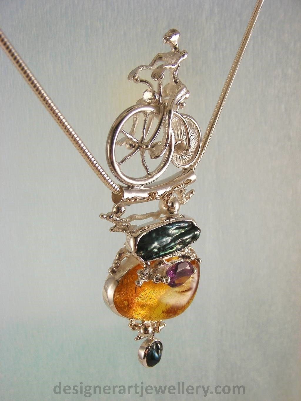 Gregory Pyra Piro Anhänger Muschel Rad Fahrrad 2533, einzigartiges Design skulpturaler Schmuck, Schmuck Anhänger mit Figur und Hochrad, einzigartiger DesignSchmuck Anhänger mit Bernstein und Amethyst, einzigartiger Schmuck Anhänger mit Amethyst und Perle