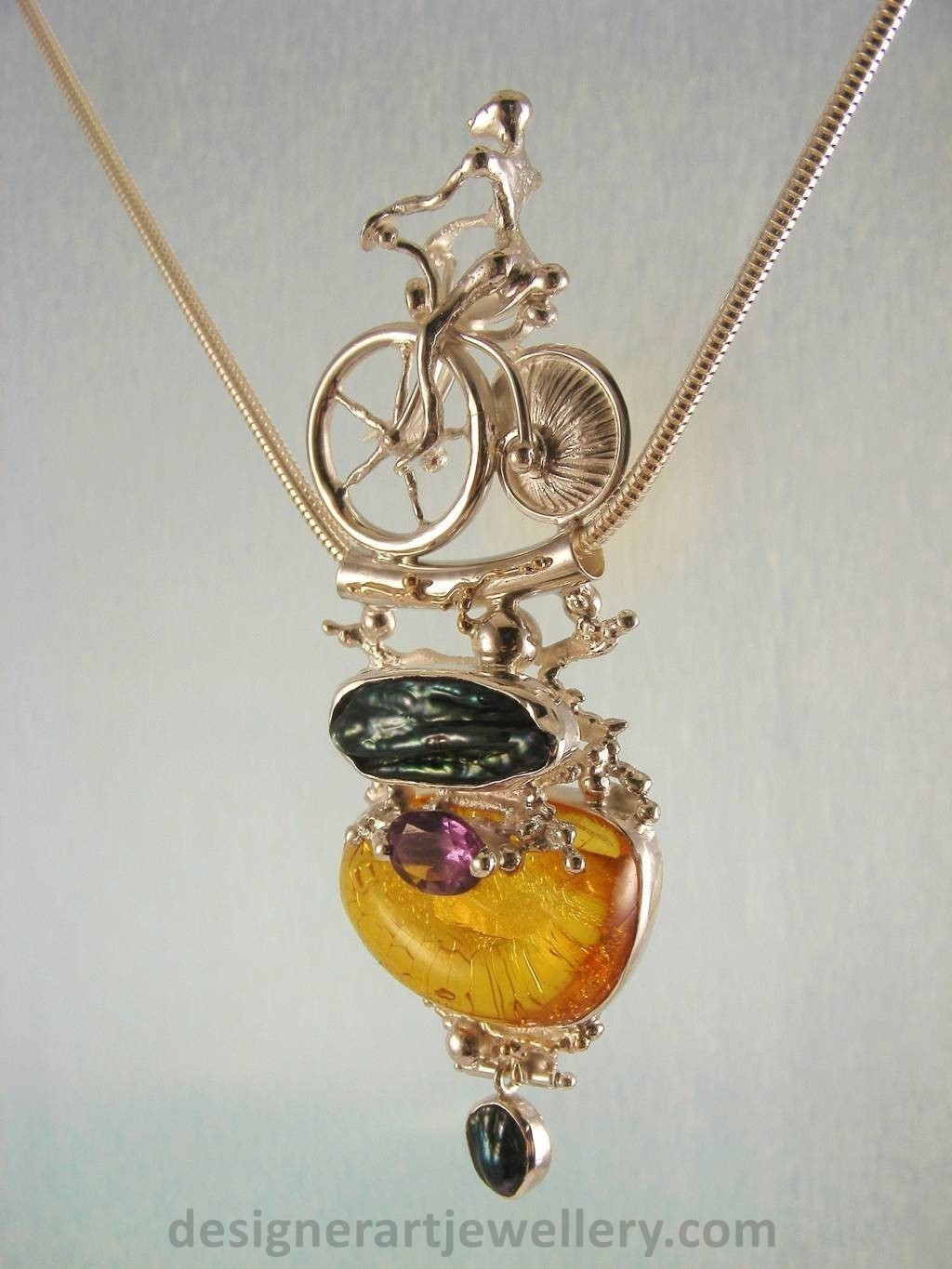 Gregory Pyra Piro Anhänger Muschel Rad Fahrrad 2533, einzigartiges Design skulpturaler Schmuck, Schmuck Anhänger mit Figur und Hochrad, einzigartiger DesignSchmuck Anhänger mit Bernstein und Amethyst, einzigartiger Schmuck Anhänger mit Amethyst und Perle