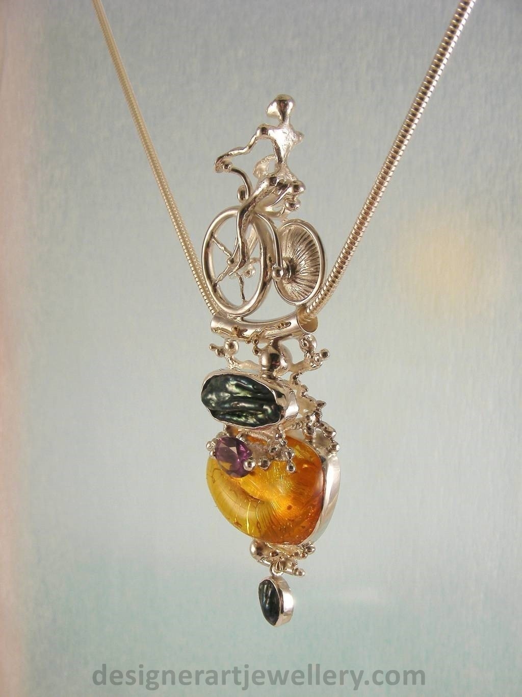Gregory Pyra Piro Anhänger Muschel Rad Fahrrad 2533, einzigartiges Design skulpturaler Schmuck, Schmuck Anhänger mit Figur und Hochrad, einzigartiger DesignSchmuck Anhänger mit Bernstein und Amethyst, einzigartiger Schmuck Anhänger mit Amethyst und Perle