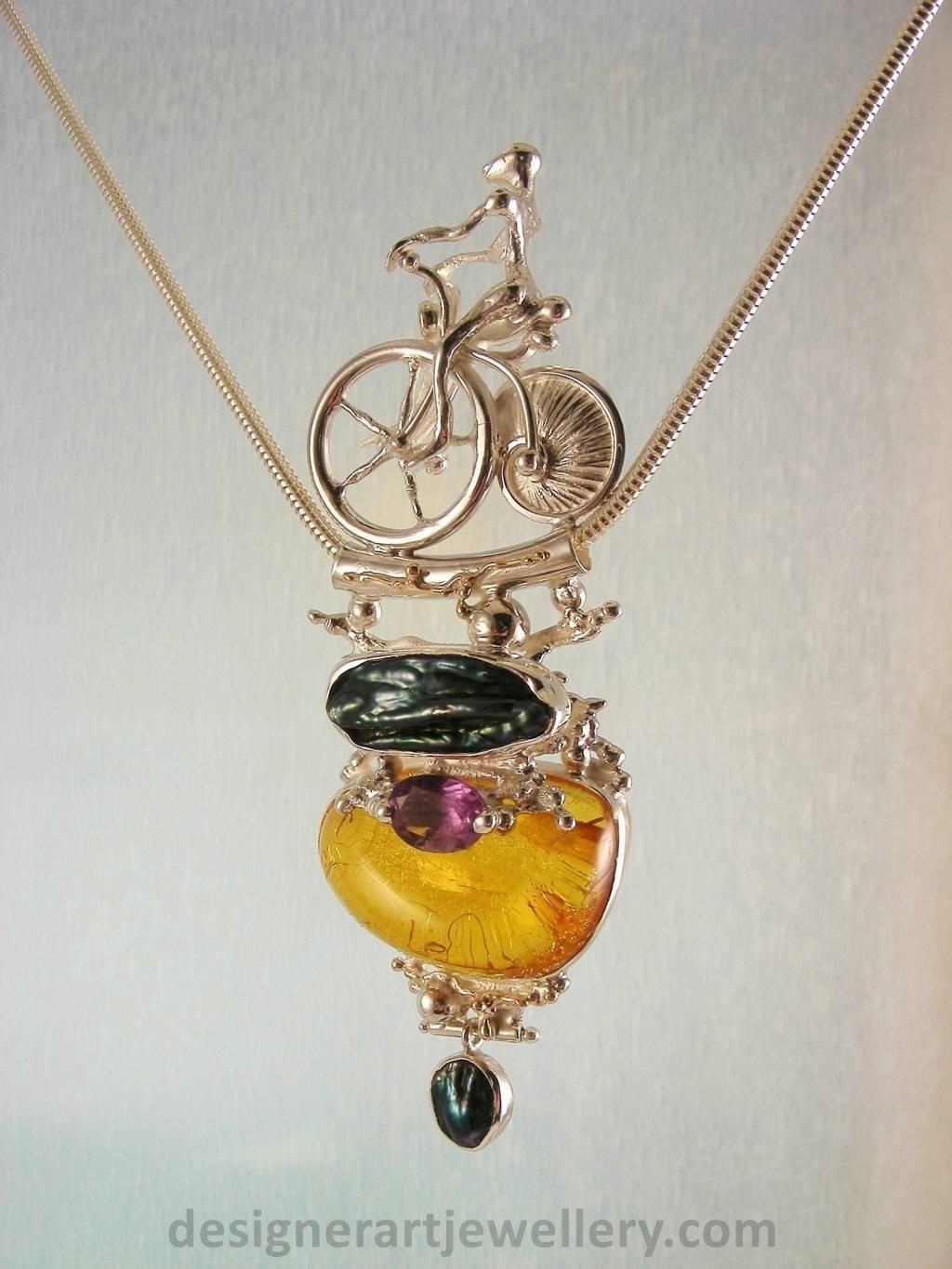 Gregory Pyra Piro Anhänger Muschel Rad Fahrrad 2533, einzigartiges Design skulpturaler Schmuck, Schmuck Anhänger mit Figur und Hochrad, einzigartiger DesignSchmuck Anhänger mit Bernstein und Amethyst, einzigartiger Schmuck Anhänger mit Amethyst und Perle