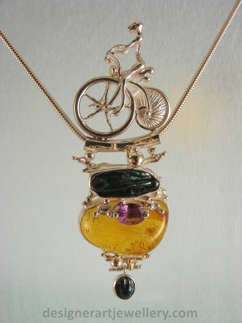 Gregory Pyra Piro Anhänger Muschel Rad Fahrrad 2533, einzigartiges Design skulpturaler Schmuck, Schmuck Anhänger mit Figur und Hochrad, einzigartiger DesignSchmuck Anhänger mit Bernstein und Amethyst, einzigartiger Schmuck Anhänger mit Amethyst und Perle