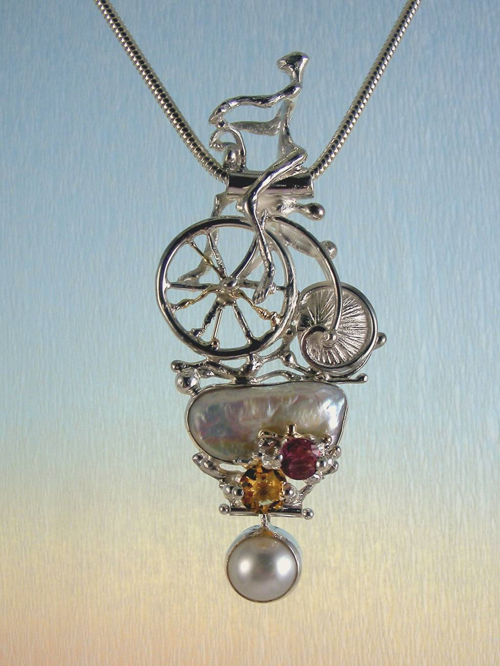 gregory pyra piro 自転車と置物の概念的なペンダント3896、歴史的な自転車のペンダント、シェルホイールペンダント刻まれた自転車、概念の刻まれた宝石、自転車と置物の概念のペンダント、琥珀とアメジストの概念のペンダント、ヨーロッパの宝石メーカーヨーロッパの手作りジュエリー、ヨーロッパ製のペンダント琥珀と スターリングシルバーとK14ゴールドのファセットアメジスト
