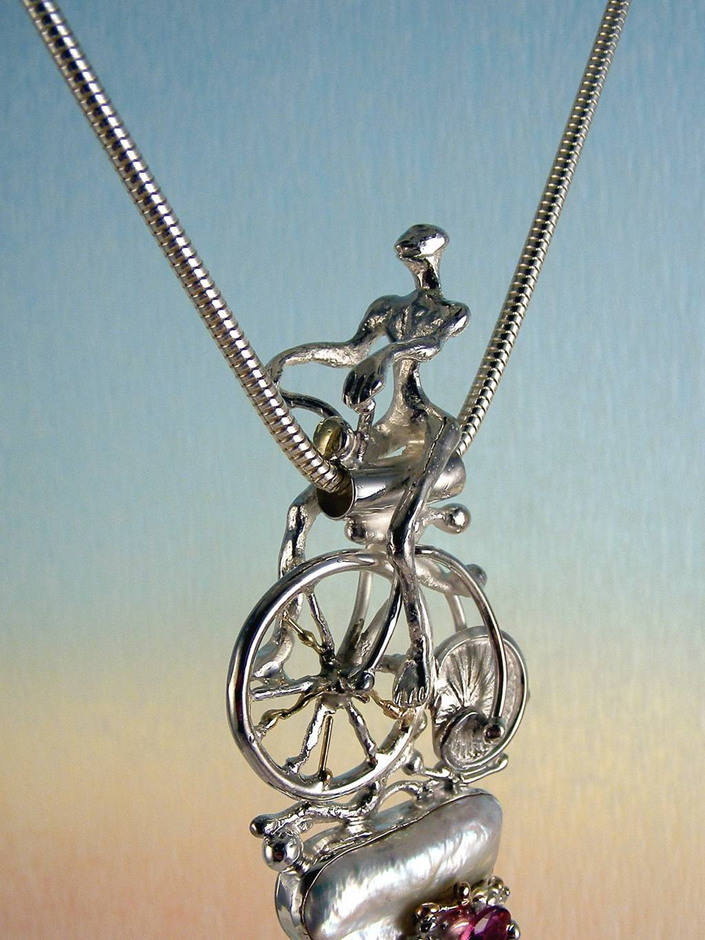gregory pyra piro 自転車と置物の概念的なペンダント3896、歴史的な自転車のペンダント、シェルホイールペンダント刻まれた自転車、概念の刻まれた宝石、自転車と置物の概念のペンダント、琥珀とアメジストの概念のペンダント、ヨーロッパの宝石メーカーヨーロッパの手作りジュエリー、ヨーロッパ製のペンダント琥珀と スターリングシルバーとK14ゴールドのファセットアメジスト