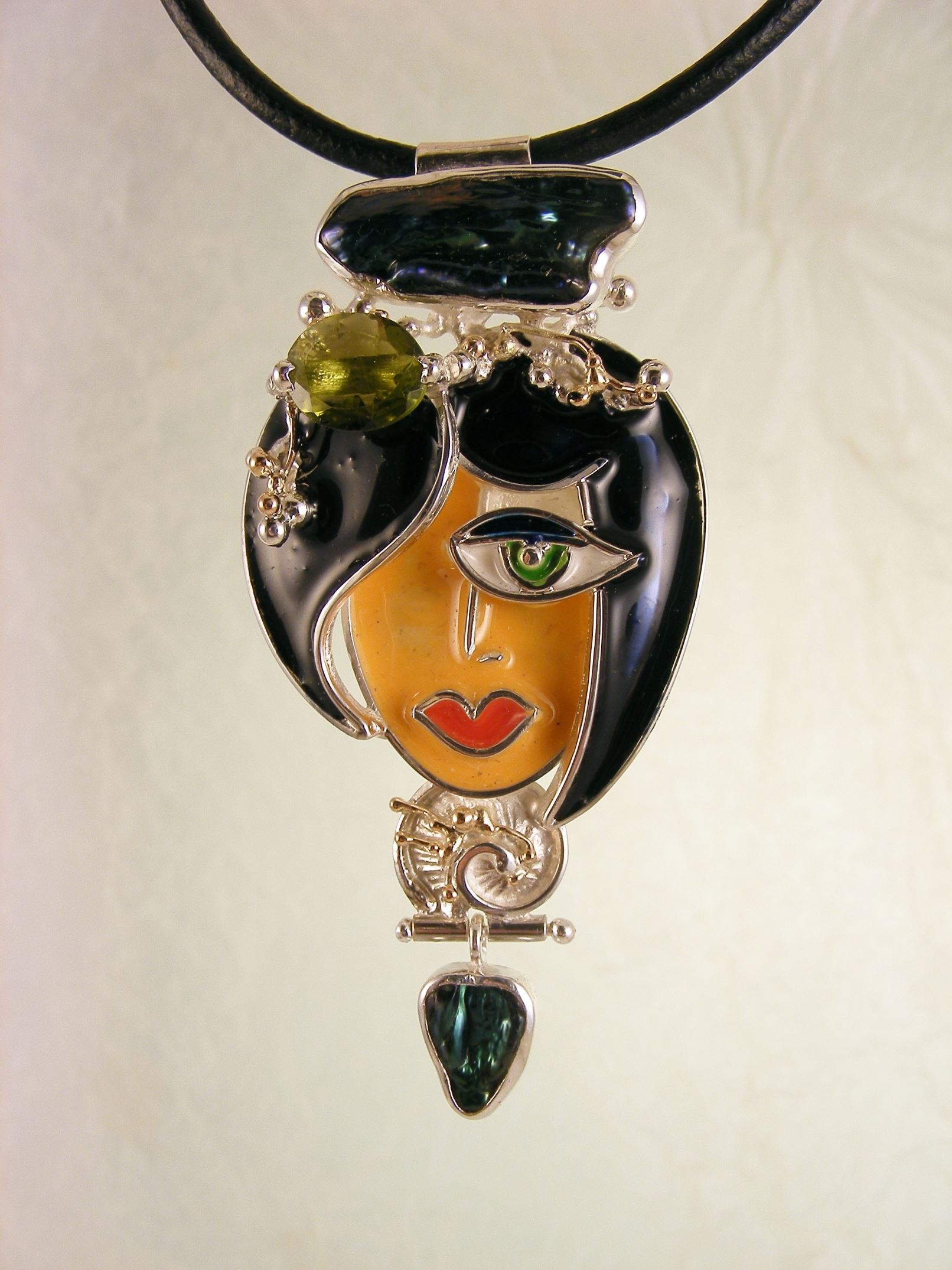 Gregory Pyra Piro Handgemachter Unikatschmuck Anhänger Artikelnummer 1879, einzigartiger Kunstschmuck aus gemischten Metallen aus Silber und Gold, einzigartiger handgefertigter Designanhänger mit Emaille, handgefertigter und skulpturaler Anhänger mit Peridot und Perle, Schmuck in Kunstgalerien