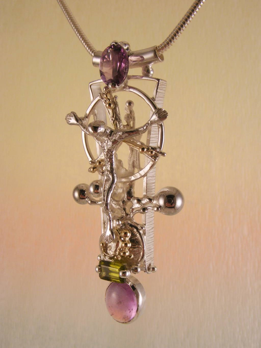 módní šperky, modní styl, sběratelská položka, šperky vyrobené ze stříbra a zlata, ručně vyrobený přívěsek s ametystem a olivínem, Gregory Pyra Piro přívěsek 3050