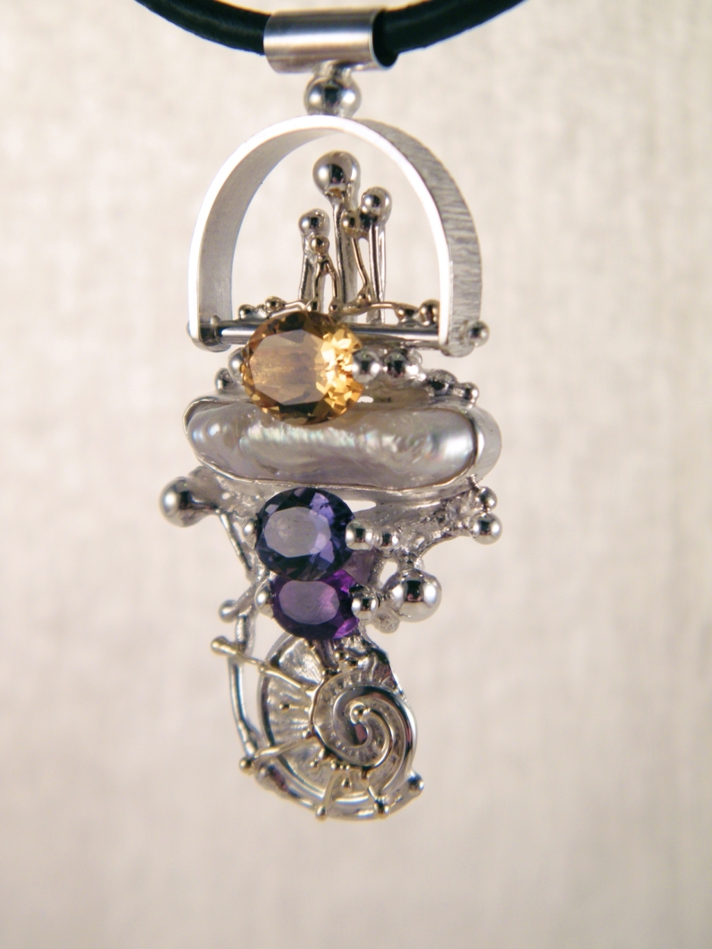 gregory pyra piro håndlavet vedhæng 2650, håndlavet vedhæng lavet af guld og sølv, blandet metal smykker, håndlavet vedhæng med ametyst og perle, håndlavet vedhæng med ametyst og citrin, håndlavet vedhæng med iolit og perle, smykker solgt i kunst- og håndværksgallerier, smykker vist på internationale messer