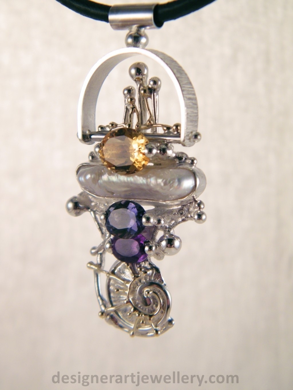 Gregory Pyra Piro Unikat Schmuckkunst handgefertigter Anhänger aus Silber und Gold mit Amethyst and Perle, Schmuckkunst mit Edelstein und Perle, Schmuckkunst Gregory Pyra Piro, Gregory Pyra Piro handgefertigter Anhänger Artikelnummer 2650, handgefertigter Anhänger mit Amethyst und Citrin, handgefertigter Anhänger mit Iolite und Perle, handgefertigter Anhänger mit Amethyst und Iolite