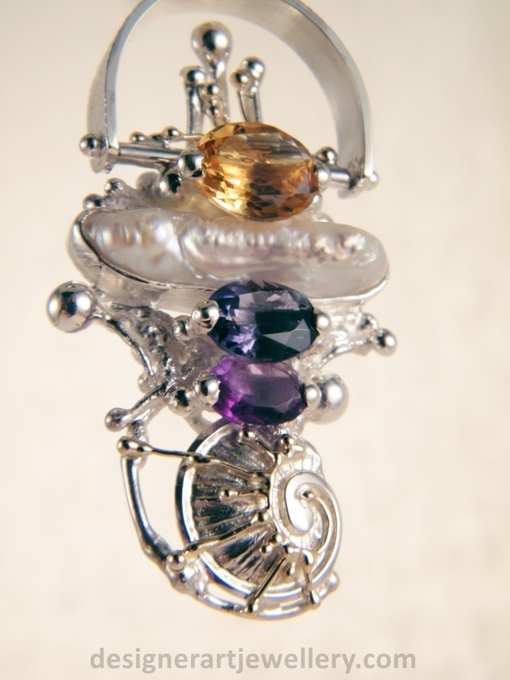 Gregory Pyra Piro Unikat Schmuckkunst handgefertigter Anhänger aus Silber und Gold mit Amethyst and Perle, Schmuckkunst mit Edelstein und Perle, Schmuckkunst Gregory Pyra Piro, Gregory Pyra Piro handgefertigter Anhänger Artikelnummer 2650, handgefertigter Anhänger mit Amethyst und Citrin, handgefertigter Anhänger mit Iolite und Perle, handgefertigter Anhänger mit Amethyst und Iolite