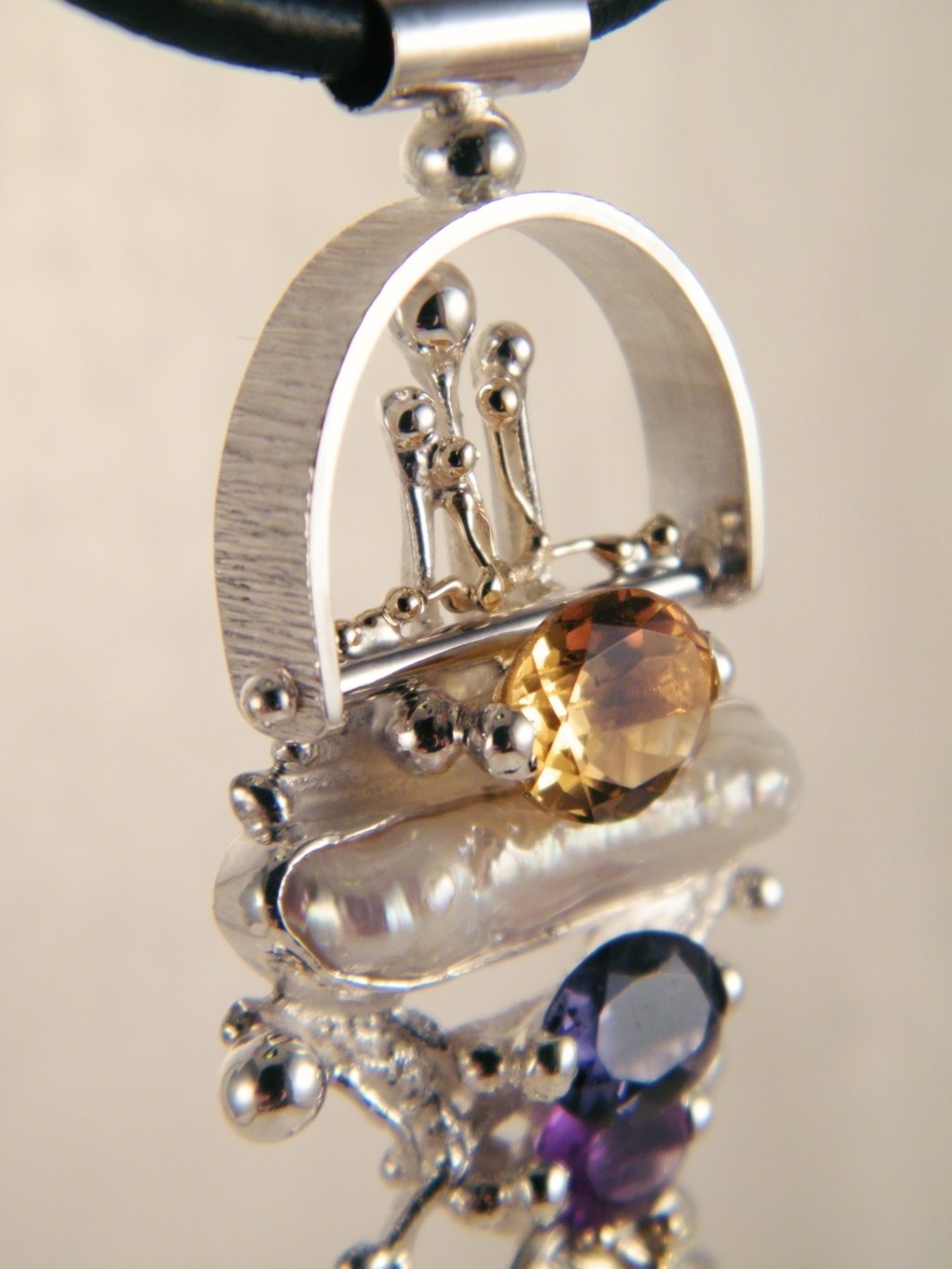 gregory pyra piro håndlavet vedhæng 2650, håndlavet vedhæng lavet af guld og sølv, blandet metal smykker, håndlavet vedhæng med ametyst og perle, håndlavet vedhæng med ametyst og citrin, håndlavet vedhæng med iolit og perle, smykker solgt i kunst- og håndværksgallerier, smykker vist på internationale messer