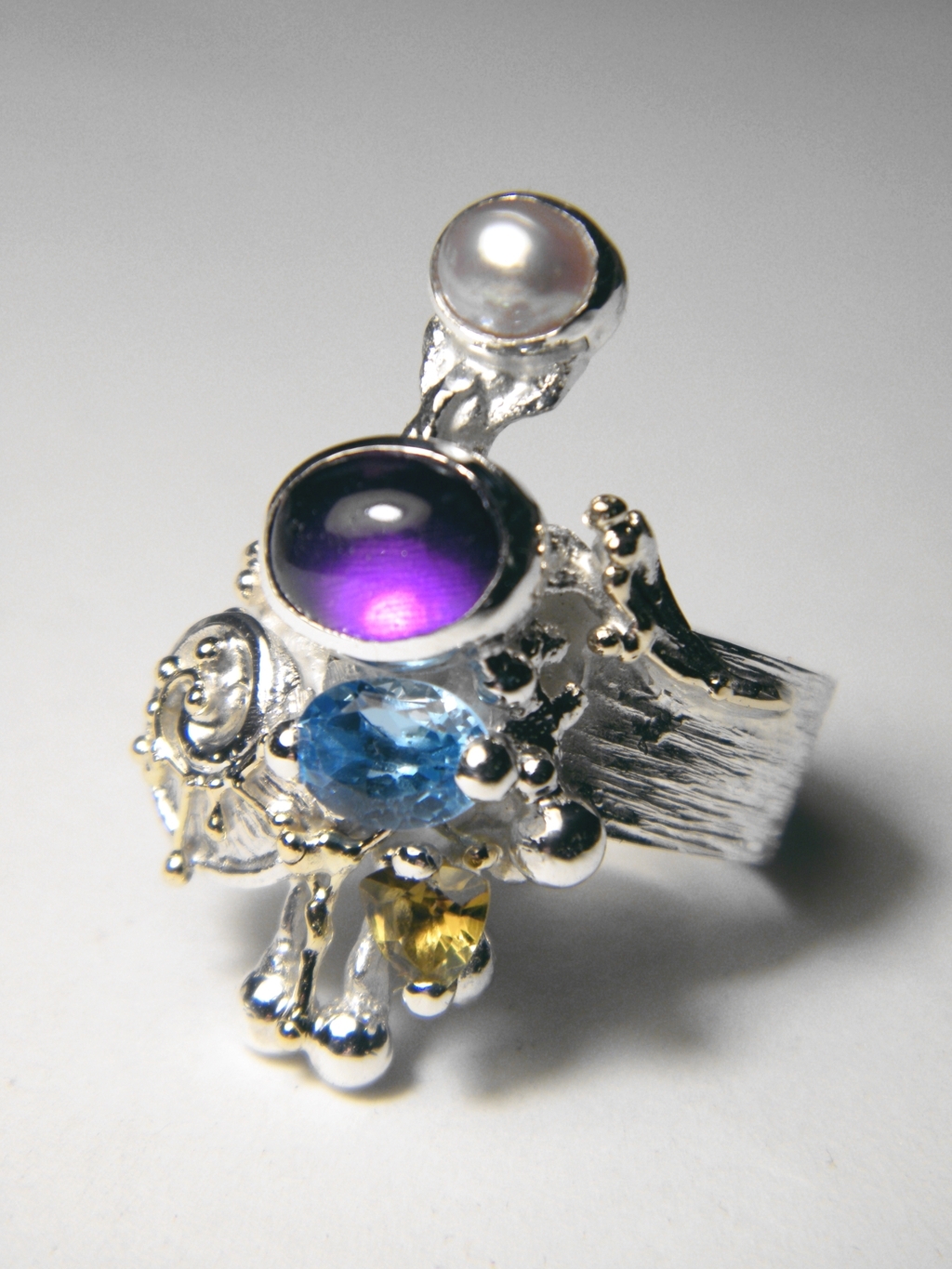 módní šperky, modní styl, sběratelská položka, prsten ze stříbra a zlata, prsten s ametystem a modrým topásem, prsten s ametystem a modrým topásem, prsten s ametystem a perlou, prsten s modrým topásem a perlou, Gregory Pyra Piro prstýnek 4020