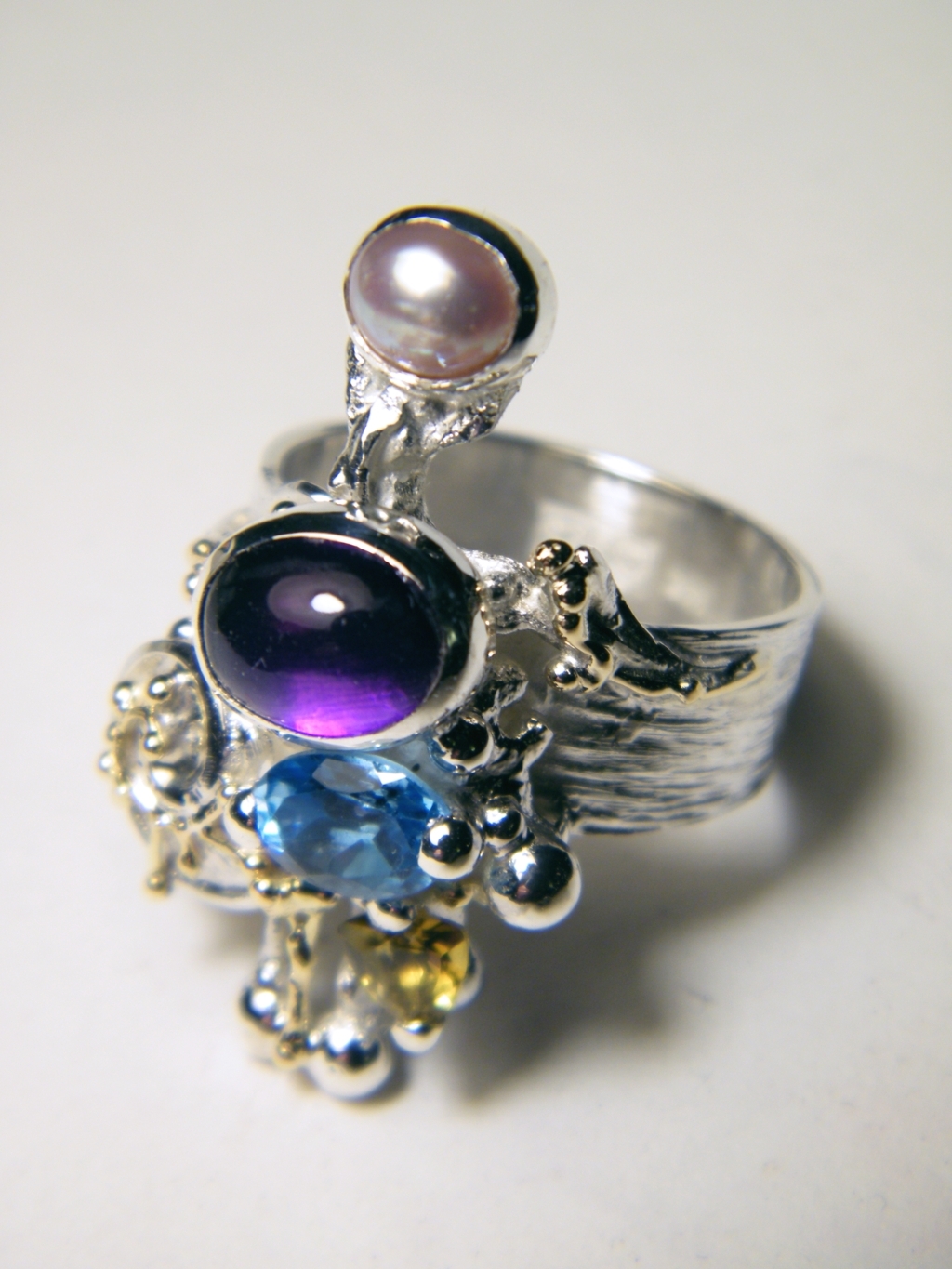 módní šperky, modní styl, sběratelská položka, prsten ze stříbra a zlata, prsten s ametystem a modrým topásem, prsten s ametystem a modrým topásem, prsten s ametystem a perlou, prsten s modrým topásem a perlou, Gregory Pyra Piro prstýnek 4020