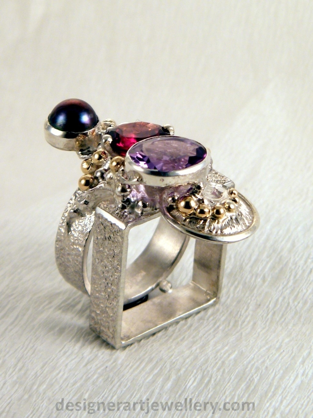 bijoux contemporains avec améthyste et grenat, bijoux d'art avec citrine et grenat, bijou fait main avec grenat et perle, argent 925 et or 14 carat bague avec améthyste et perle, bijou contemporain avec citrine et grenat, bijou artisanal avec grenat et citrine, bague avec perle et pierres, gregory pyra piro bijoux d'auteur, bijoux d'auteur or 14 ct et argent 925 avec pierres et perles, bijoux lux avec perles et pierres de créateur, bijoux d'art gregory pyra piro, bijoux avec perles naturelles et pierres précieuses, bijoux d'auteur artisanaux, argent et or bijoux, boutique et galerie bijoux, bijoux fait par des artisans, bijou lux pierrres or 14 ct et argent 925, bijoux contemporains pierres argent 925 et or 14 ct, gregory pyra piro bague artisanale 2631