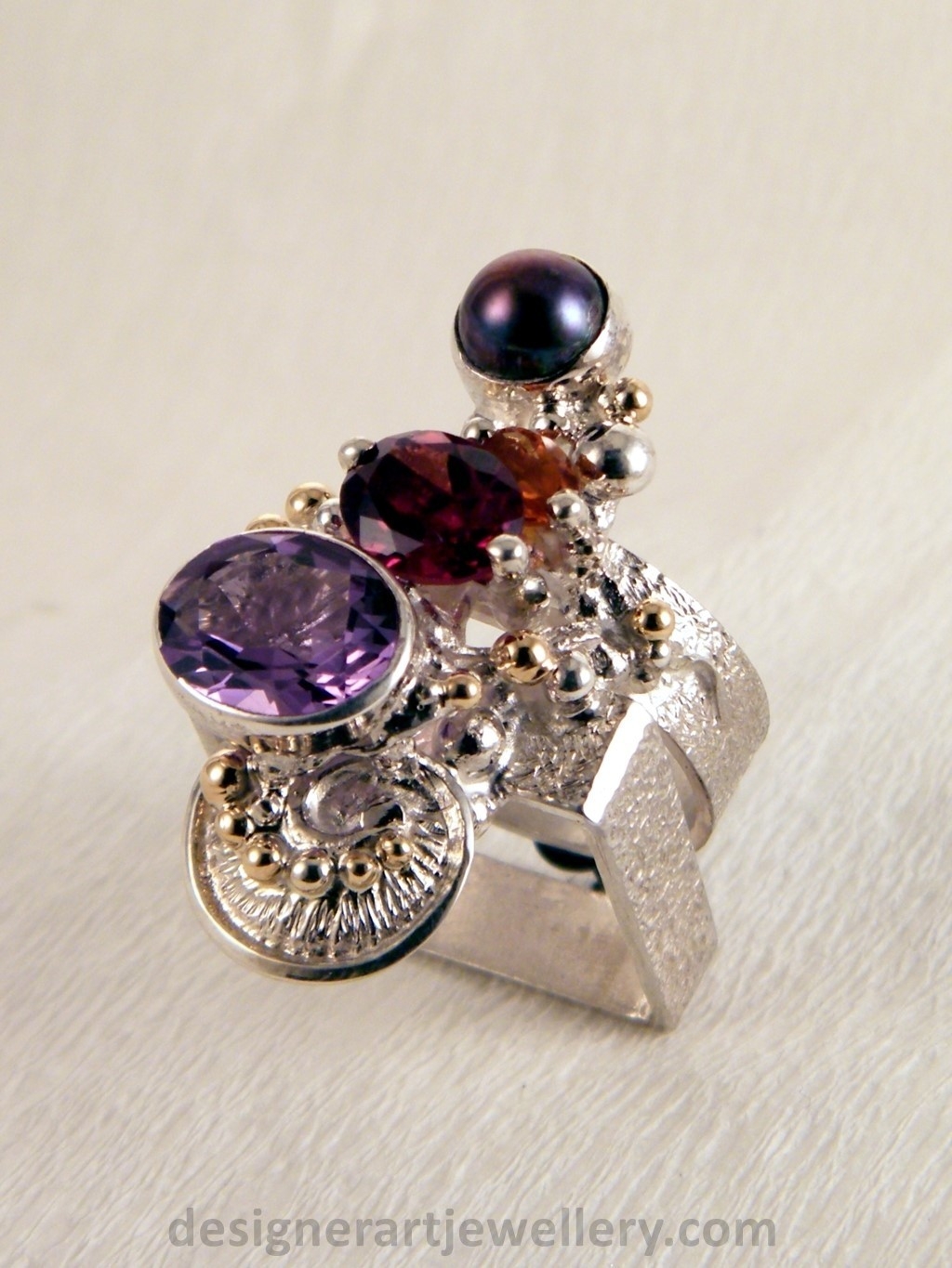 bijoux contemporains avec améthyste et grenat, bijoux d'art avec citrine et grenat, bijou fait main avec grenat et perle, argent 925 et or 14 carat bague avec améthyste et perle, bijou contemporain avec citrine et grenat, bijou artisanal avec grenat et citrine, bague avec perle et pierres, gregory pyra piro bijoux d'auteur, bijoux d'auteur or 14 ct et argent 925 avec pierres et perles, bijoux lux avec perles et pierres de créateur, bijoux d'art gregory pyra piro, bijoux avec perles naturelles et pierres précieuses, bijoux d'auteur artisanaux, argent et or bijoux, boutique et galerie bijoux, bijoux fait par des artisans, bijou lux pierrres or 14 ct et argent 925, bijoux contemporains pierres argent 925 et or 14 ct, gregory pyra piro bague artisanale 2631