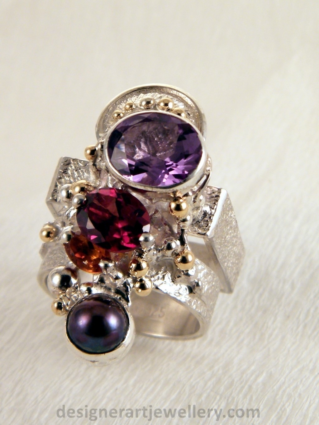 bijoux contemporains avec améthyste et grenat, bijoux d'art avec citrine et grenat, bijou fait main avec grenat et perle, argent 925 et or 14 carat bague avec améthyste et perle, bijou contemporain avec citrine et grenat, bijou artisanal avec grenat et citrine, bague avec perle et pierres, gregory pyra piro bijoux d'auteur, bijoux d'auteur or 14 ct et argent 925 avec pierres et perles, bijoux lux avec perles et pierres de créateur, bijoux d'art gregory pyra piro, bijoux avec perles naturelles et pierres précieuses, bijoux d'auteur artisanaux, argent et or bijoux, boutique et galerie bijoux, bijoux fait par des artisans, bijou lux pierrres or 14 ct et argent 925, bijoux contemporains pierres argent 925 et or 14 ct, gregory pyra piro bague artisanale 2631