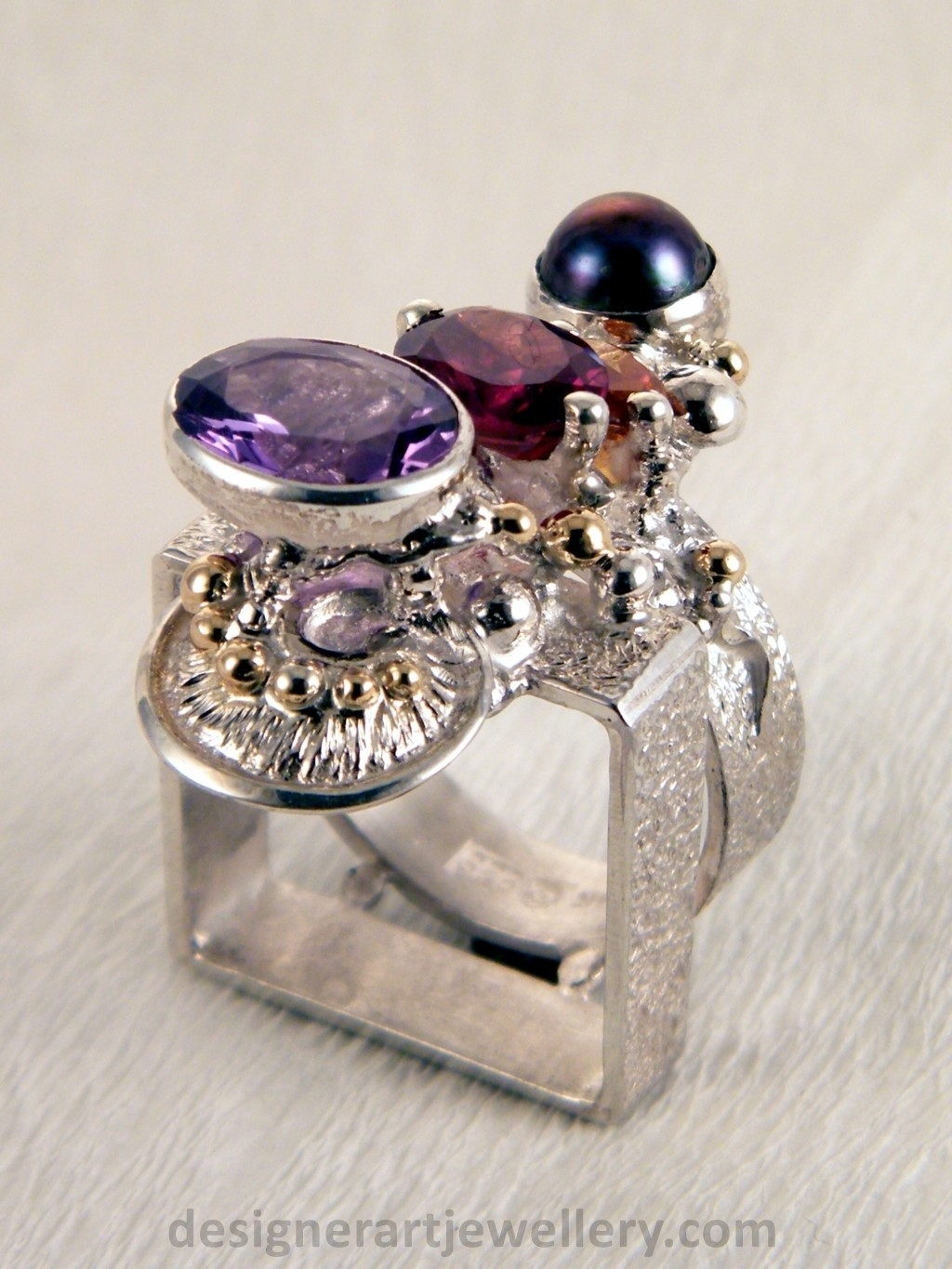 bijoux contemporains avec améthyste et grenat, bijoux d'art avec citrine et grenat, bijou fait main avec grenat et perle, argent 925 et or 14 carat bague avec améthyste et perle, bijou contemporain avec citrine et grenat, bijou artisanal avec grenat et citrine, bague avec perle et pierres, gregory pyra piro bijoux d'auteur, bijoux d'auteur or 14 ct et argent 925 avec pierres et perles, bijoux lux avec perles et pierres de créateur, bijoux d'art gregory pyra piro, bijoux avec perles naturelles et pierres précieuses, bijoux d'auteur artisanaux, argent et or bijoux, boutique et galerie bijoux, bijoux fait par des artisans, bijou lux pierrres or 14 ct et argent 925, bijoux contemporains pierres argent 925 et or 14 ct, gregory pyra piro bague artisanale 2631