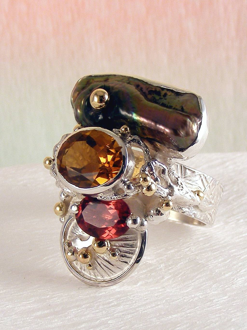 Gregory Pyra Piro handgemachter Ring Nr. 3292, handwerklicher Schmuck, Silber und Gold handgemachter Ring, handgemachter Ring mit Citrin und Granat, handgemacher Ring mit Granat und Perle, Schmuckkunst Original Handgefertigt Gregory Pyra Piro, Einzelstück, Modeaccessoires zu tragen, Modekollektion, handwerker Schmuck, Tragbare Kunst, Schmuckkunst