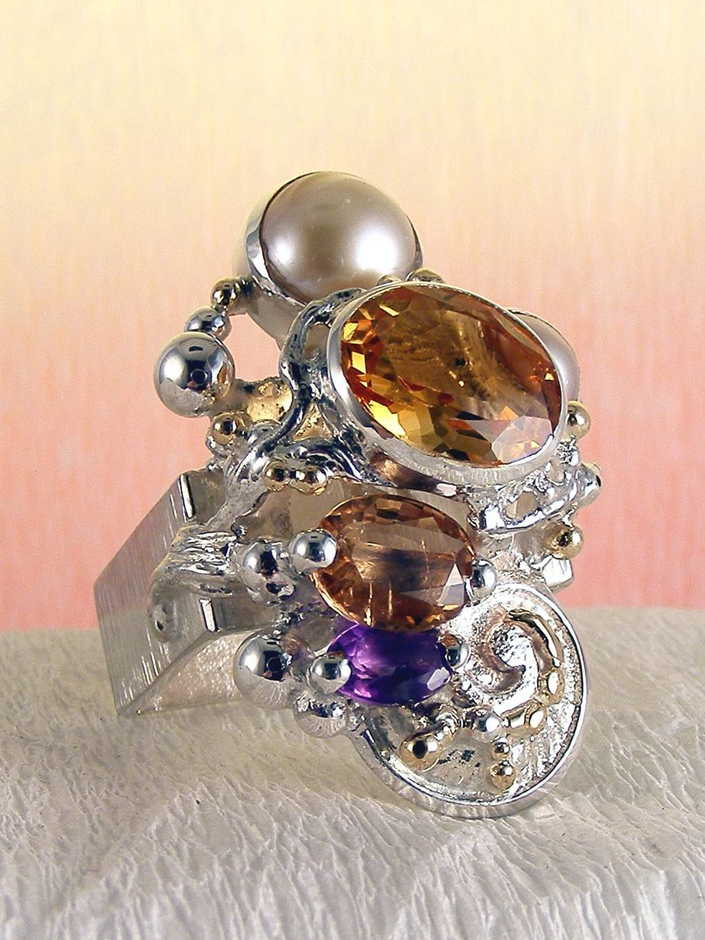prsten ze stříbra a zlata, prsten s turmalínem a ametystem, prsten s citrinem a perlami, módní šperky, modní styl, sběratelská položka, Gregory Pyra Piro kvadrátový prstýnek 4291