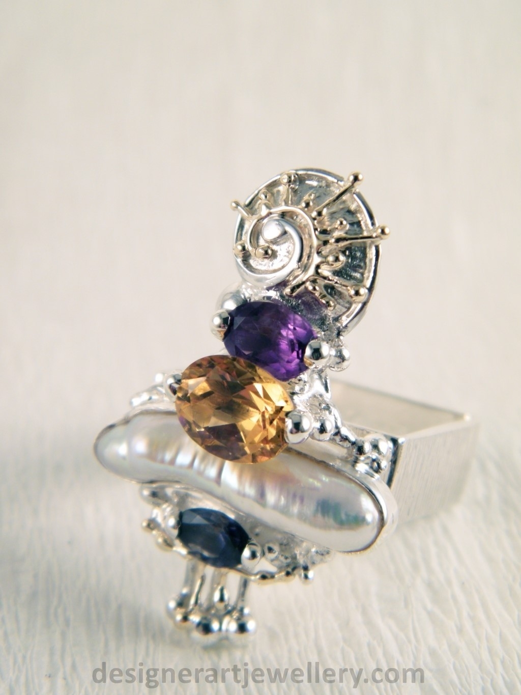 goud en zilver eigentijdse sieraden met citrien en ioliet, handgemaakte ring met citrien en parel, handgeamaakte ring met amethist en parel, gregory pyra piro originele handgemaakte sieraden, waar vind ik winkels met handgemaakte cadeaus en sieraden, sieradenveiling, eigentijdse sieraden voor verzamelaars, vintage stijl sieraden, luxegoederen en sieraden, luxe accessoires en sieraden voor dames, handgemaakte sieraden voor dames, handgemaakte vintage stijl sieraden, sieraden voor vrouwen met een dessin van een klassiek motief en historisch fmotiefkoop unieke sieraden online, waar u handgemaakte sieraden van hoge kwaliteit kunt kopen, steun kunstenaars en handwerkers die handgemaakt maken, steun fijne ambachten, sieraden met kostbare edelsteen te koop, unieke design sieraden te koop, sieraden met parels en edelstenen te koop, zilveren en gouden sieraden met uniek design, uniek ontwerp, handgemaakte sieraden in galerijen van kunst en ambacht, handgemaakte sieraden van gemengd metaal, gregory pyra piro vierkante ring 1725, handgemaakte sieraden sterling zilver en 14 karaats goud, ring met amethist en ioliet, ring met citrien en parel, ring met amethist en parel