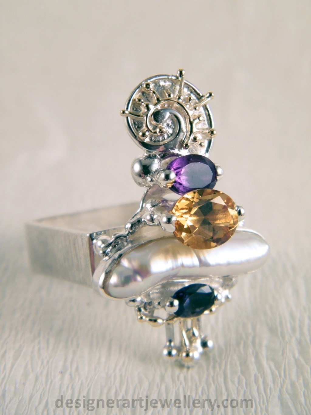 goud en zilver eigentijdse sieraden met citrien en ioliet, handgemaakte ring met citrien en parel, handgeamaakte ring met amethist en parel, gregory pyra piro originele handgemaakte sieraden, waar vind ik winkels met handgemaakte cadeaus en sieraden, sieradenveiling, eigentijdse sieraden voor verzamelaars, vintage stijl sieraden, luxegoederen en sieraden, luxe accessoires en sieraden voor dames, handgemaakte sieraden voor dames, handgemaakte vintage stijl sieraden, sieraden voor vrouwen met een dessin van een klassiek motief en historisch fmotiefkoop unieke sieraden online, waar u handgemaakte sieraden van hoge kwaliteit kunt kopen, steun kunstenaars en handwerkers die handgemaakt maken, steun fijne ambachten, sieraden met kostbare edelsteen te koop, unieke design sieraden te koop, sieraden met parels en edelstenen te koop, zilveren en gouden sieraden met uniek design, uniek ontwerp, handgemaakte sieraden in galerijen van kunst en ambacht, handgemaakte sieraden van gemengd metaal, gregory pyra piro vierkante ring 1725, handgemaakte sieraden sterling zilver en 14 karaats goud, ring met amethist en ioliet, ring met citrien en parel, ring met amethist en parel