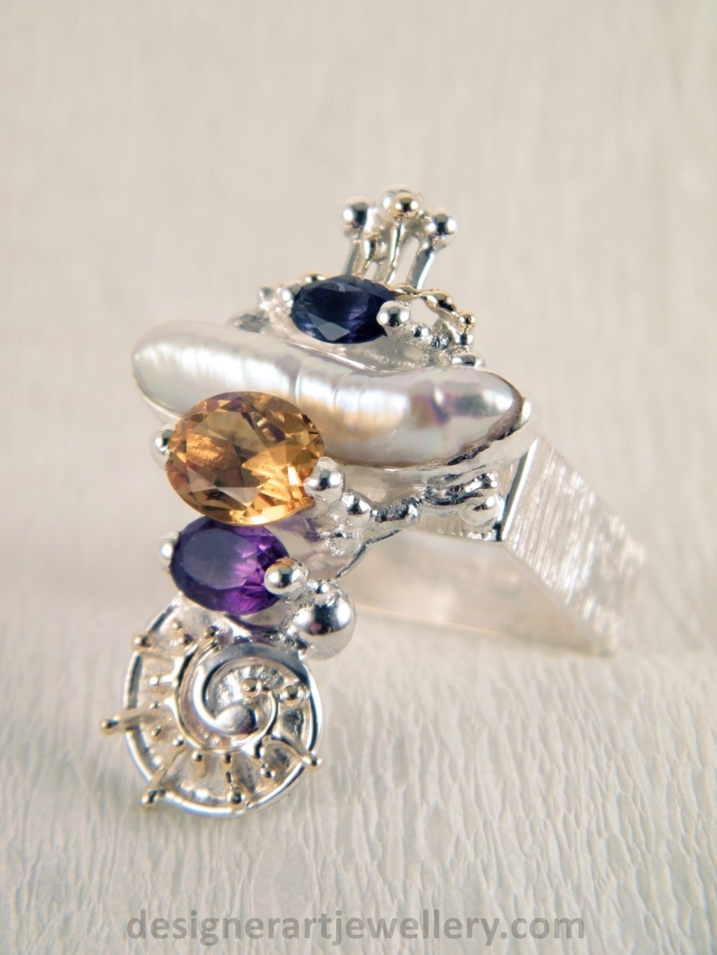 goud en zilver eigentijdse sieraden met citrien en ioliet, handgemaakte ring met citrien en parel, handgeamaakte ring met amethist en parel, gregory pyra piro originele handgemaakte sieraden, waar vind ik winkels met handgemaakte cadeaus en sieraden, sieradenveiling, eigentijdse sieraden voor verzamelaars, vintage stijl sieraden, luxegoederen en sieraden, luxe accessoires en sieraden voor dames, handgemaakte sieraden voor dames, handgemaakte vintage stijl sieraden, sieraden voor vrouwen met een dessin van een klassiek motief en historisch fmotiefkoop unieke sieraden online, waar u handgemaakte sieraden van hoge kwaliteit kunt kopen, steun kunstenaars en handwerkers die handgemaakt maken, steun fijne ambachten, sieraden met kostbare edelsteen te koop, unieke design sieraden te koop, sieraden met parels en edelstenen te koop, zilveren en gouden sieraden met uniek design, uniek ontwerp, handgemaakte sieraden in galerijen van kunst en ambacht, handgemaakte sieraden van gemengd metaal, gregory pyra piro vierkante ring 1725, handgemaakte sieraden sterling zilver en 14 karaats goud, ring met amethist en ioliet, ring met citrien en parel, ring met amethist en parel