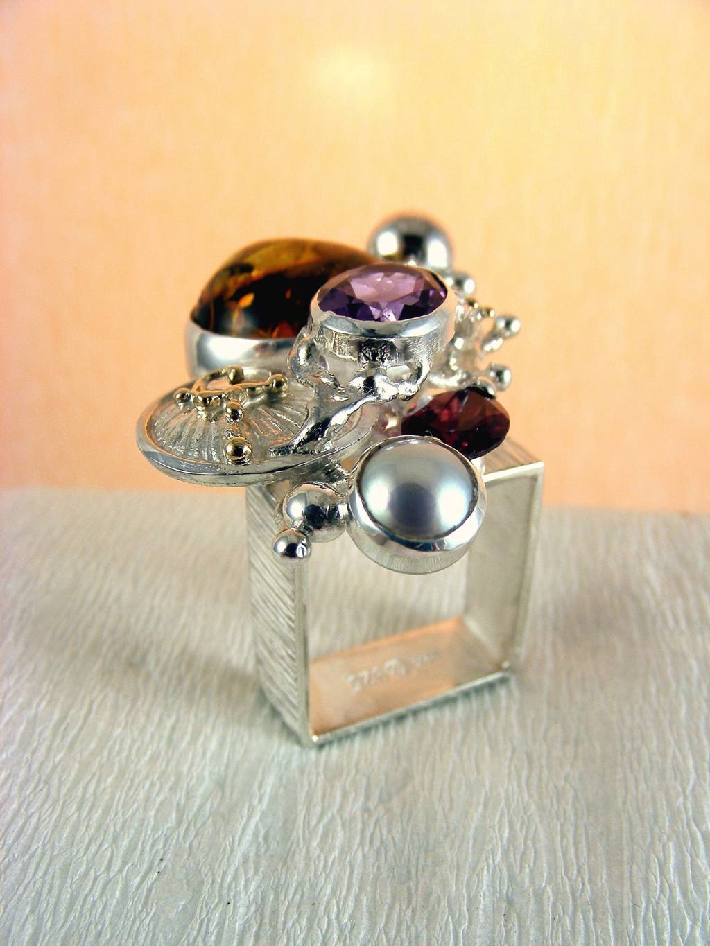 módní šperky, modní styl, sběratelská položka, šperky vyrobené ze stříbra a zlata, jantar, ametyst, granát, perla, Gregory Pyra Piro kvadrátový prstýnek čís. 1710