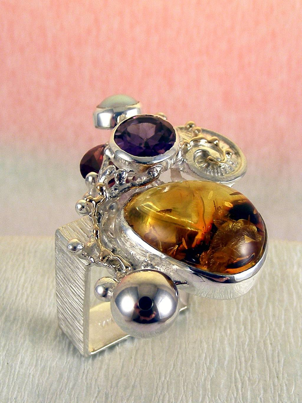 módní šperky, modní styl, sběratelská položka, šperky vyrobené ze stříbra a zlata, jantar, ametyst, granát, perla, Gregory Pyra Piro kvadrátový prstýnek čís. 1710