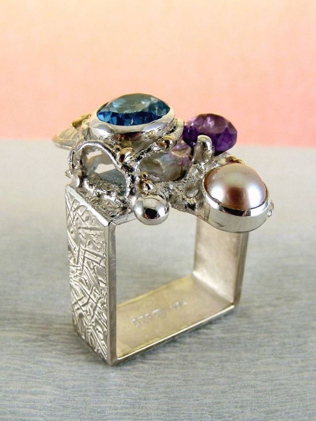 módní šperky, modní styl, sběratelská položka, šperky vyrobené ze stříbra a zlata, modrý topaz, ametyst, perla, Gregory Pyra Piro kvadrátový prstýnek čís. 2855