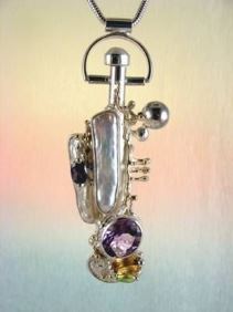 gregory pyra piro bijoux d'auteur, gregory pyra piro pendentif flacon artisanal 8382, pendentif flacon conceptuel, pendentif artisanal bouteille de parfum amphore, pendentif bouteille de parfum amphore en argent et or, pendentif amphore avec améthyste et péridot, pendentif avec pierres précieuses et perles, pendentif amphore avec citrine et péridot, fait main pendentif avec améthyste et iolite
