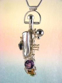 gregory pyra piro bijoux d'auteur, gregory pyra piro pendentif flacon artisanal 8382, pendentif flacon conceptuel, pendentif artisanal bouteille de parfum amphore, pendentif bouteille de parfum amphore en argent et or, pendentif amphore avec améthyste et péridot, pendentif avec pierres précieuses et perles, pendentif amphore avec citrine et péridot, fait main pendentif avec améthyste et iolite