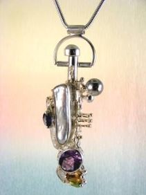 gregory pyra piro bijoux d'auteur, gregory pyra piro pendentif flacon artisanal 8382, pendentif flacon conceptuel, pendentif artisanal bouteille de parfum amphore, pendentif bouteille de parfum amphore en argent et or, pendentif amphore avec améthyste et péridot, pendentif avec pierres précieuses et perles, pendentif amphore avec citrine et péridot, fait main pendentif avec améthyste et iolite