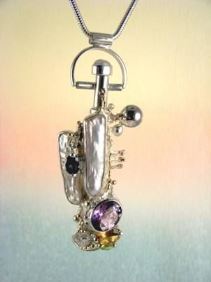 gregory pyra piro bijoux d'auteur, gregory pyra piro pendentif flacon artisanal 8382, pendentif flacon conceptuel, pendentif artisanal bouteille de parfum amphore, pendentif bouteille de parfum amphore en argent et or, pendentif amphore avec améthyste et péridot, pendentif avec pierres précieuses et perles, pendentif amphore avec citrine et péridot, fait main pendentif avec améthyste et iolite