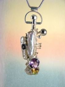 gregory pyra piro bijoux d'auteur, gregory pyra piro pendentif flacon artisanal 8382, pendentif flacon conceptuel, pendentif artisanal bouteille de parfum amphore, pendentif bouteille de parfum amphore en argent et or, pendentif amphore avec améthyste et péridot, pendentif avec pierres précieuses et perles, pendentif amphore avec citrine et péridot, fait main pendentif avec améthyste et iolite