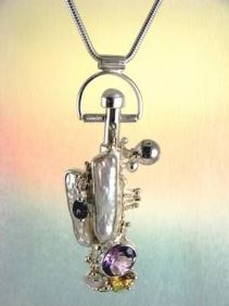 gregory pyra piro bijoux d'auteur, gregory pyra piro pendentif flacon artisanal 8382, pendentif flacon conceptuel, pendentif artisanal bouteille de parfum amphore, pendentif bouteille de parfum amphore en argent et or, pendentif amphore avec améthyste et péridot, pendentif avec pierres précieuses et perles, pendentif amphore avec citrine et péridot, fait main pendentif avec améthyste et iolite